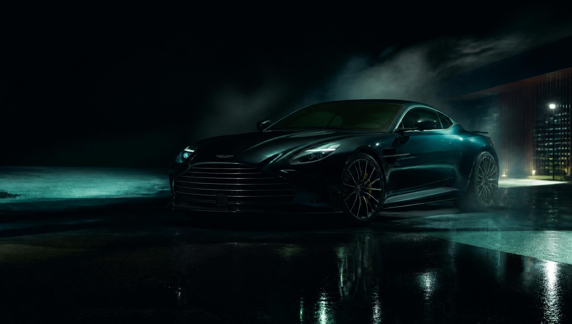 Voiture de luxe noire au fini miroir après un detailing premium