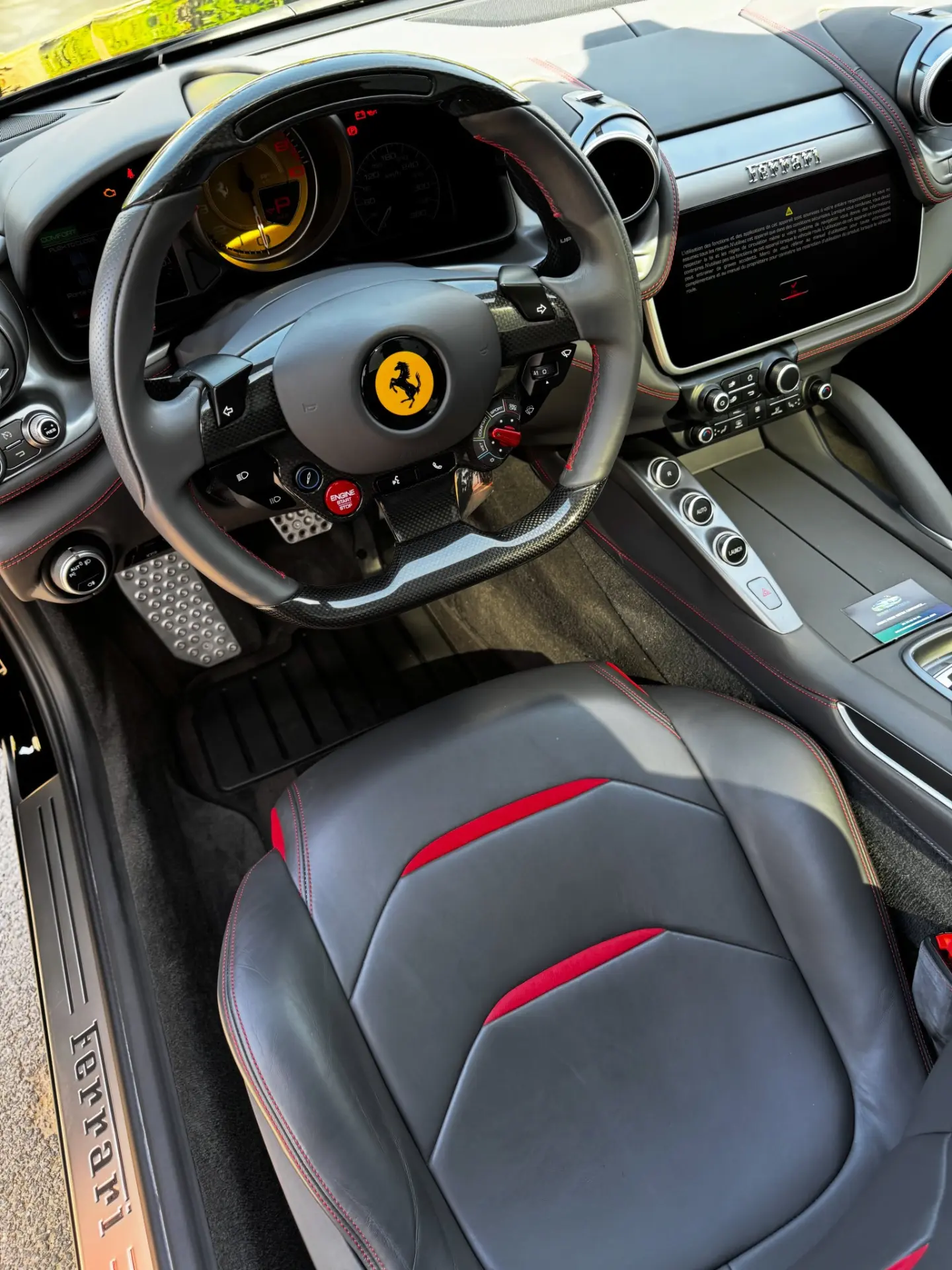 Ferrari GTC4Lusso — Intérieur cuir & carbone par Golfe Auto Clean
